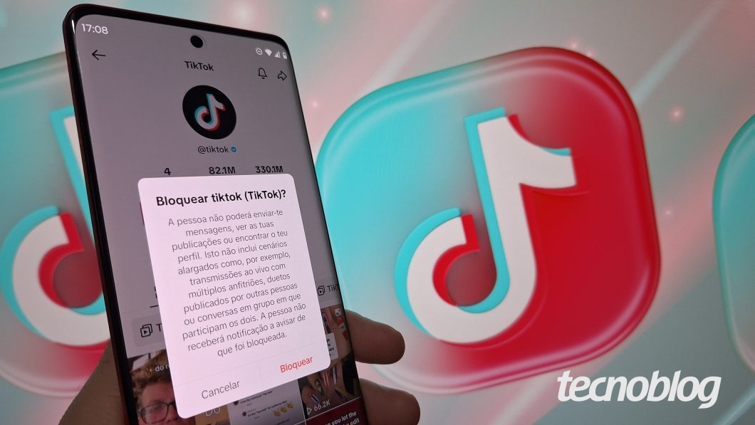 Uma mão segura um celular com a tela do TikTok aberta