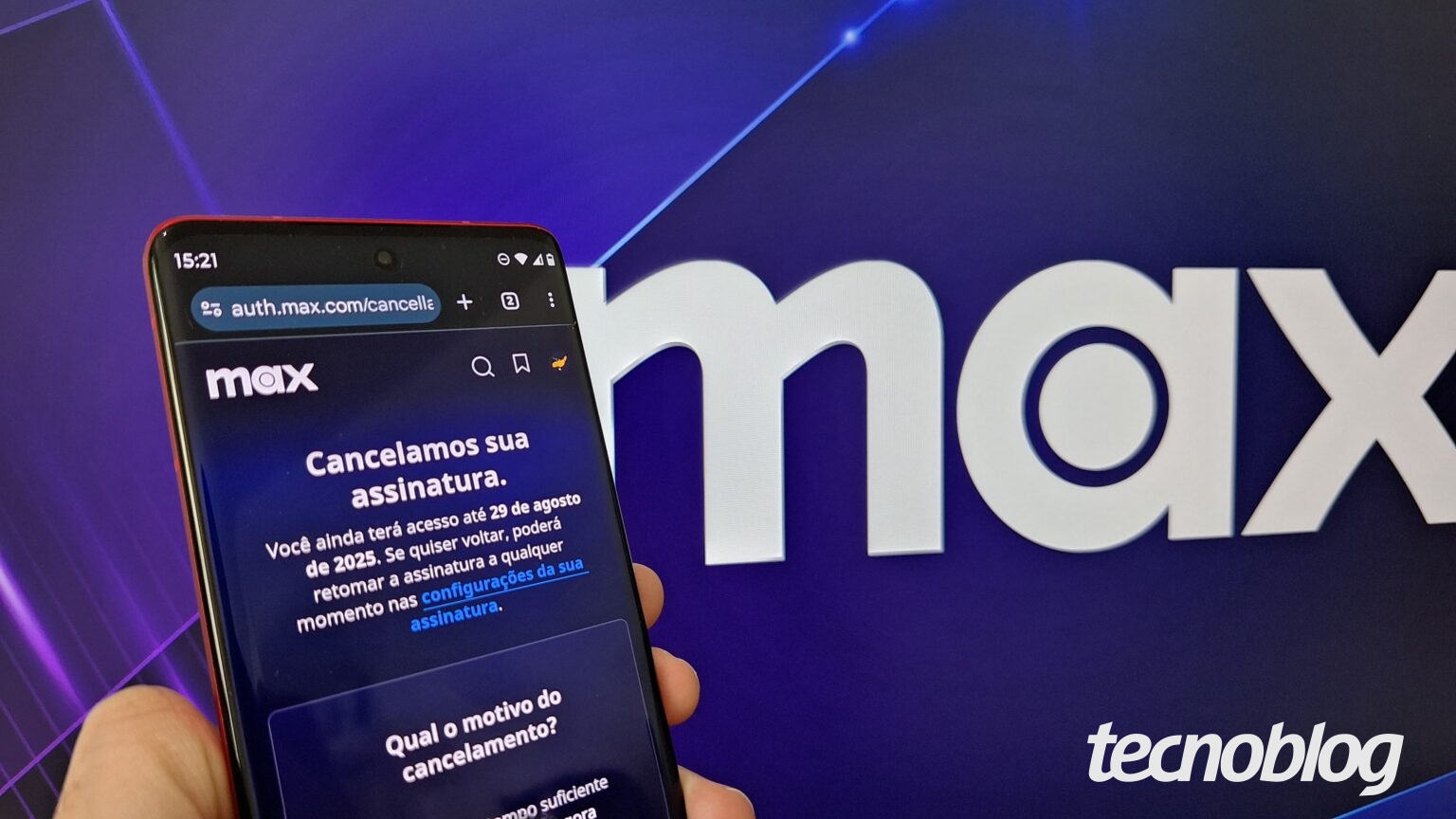 Uma mão segura um celular com a tela exibindo a mensagem "Cancelamos sua assinatura" no site Max