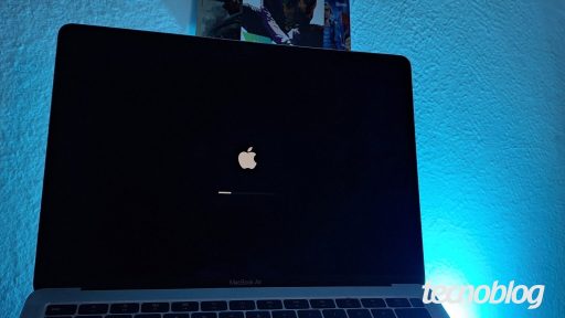 Imagem mostra o MacBook Air carregando o sistema operacional