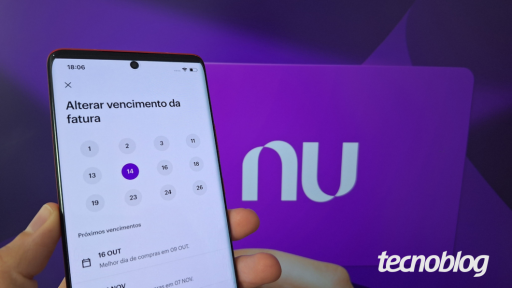 Celular com aplicativo Nubank aberto mostra a tela para alterar vencimento da fatura do cartão