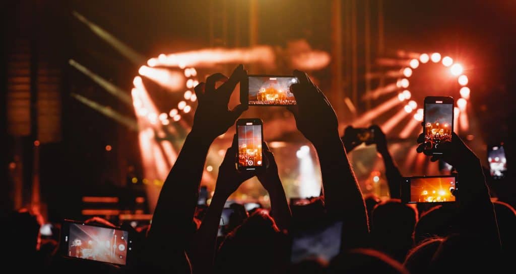 Fotografia noturna com celular, capturando um ambiente iluminado artificialmente