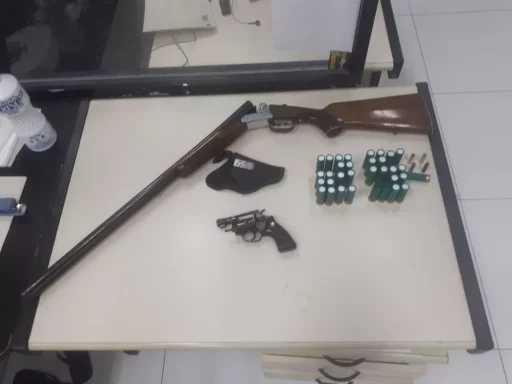 Discussão em bar de Araruama termina em suspeito detido com armas e munições — RC24H