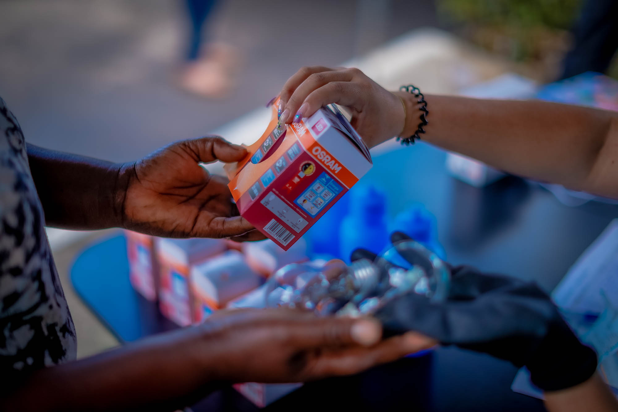 Enel realiza troca de lâmpadas e promove consumo consciente em quatro cidades