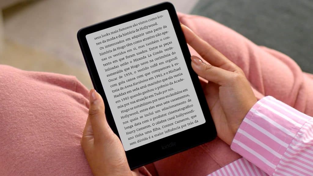 Pessoa segurando o modelo de 2024 do Kindle Paperwhite da Amazon