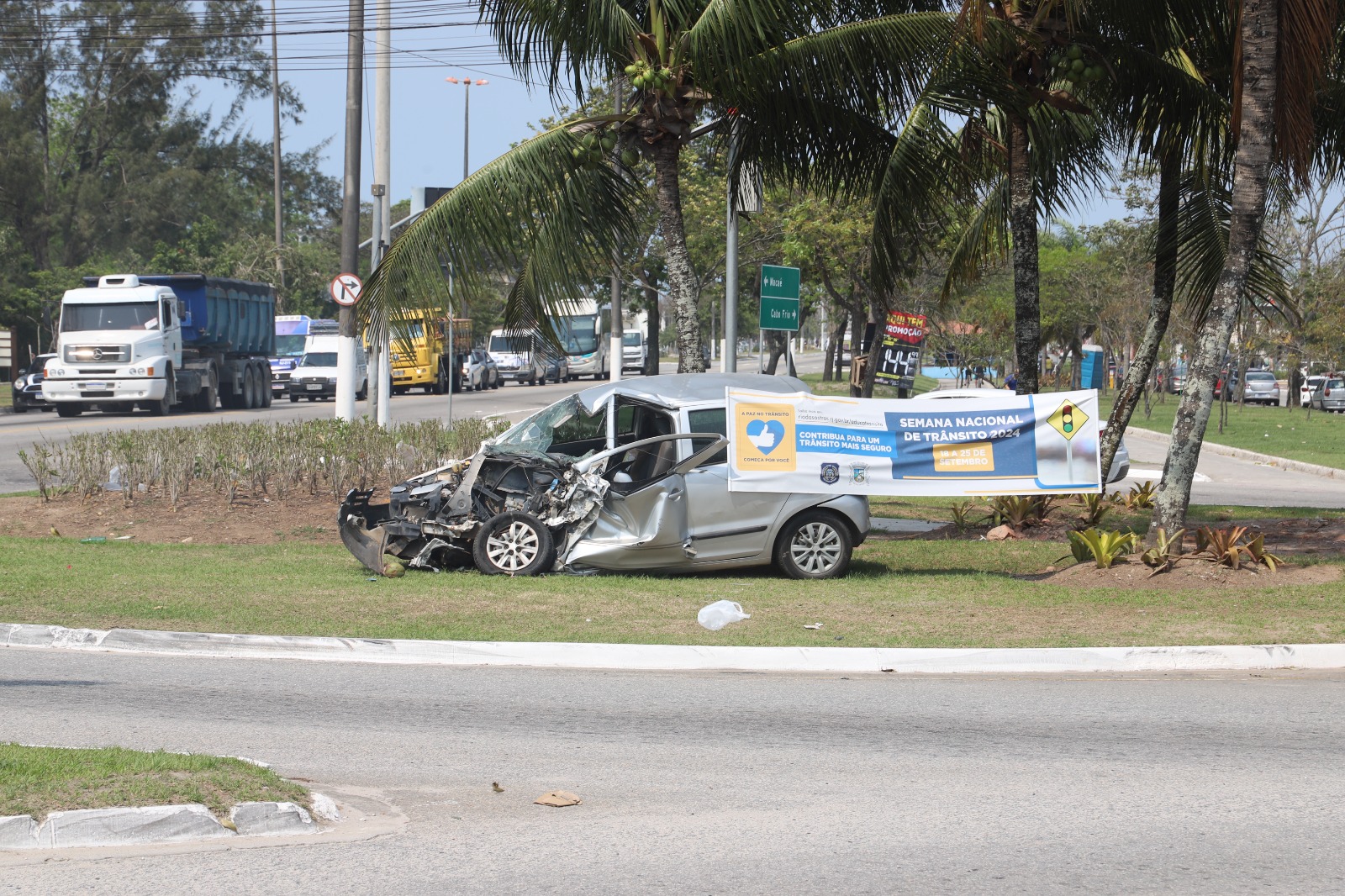 Prefeitura espalha carros batidos em Rio das Ostras; entenda | Enfoco