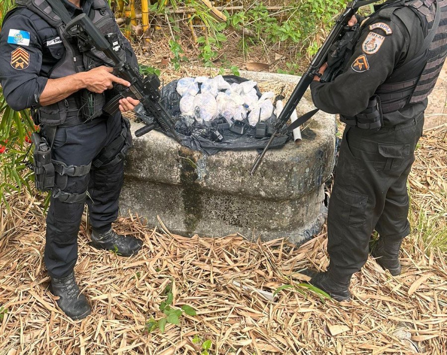 Denúncia leva à apreensão cocaína, crack e materiais ilícitos em área de mata em Saquarema — RC24H