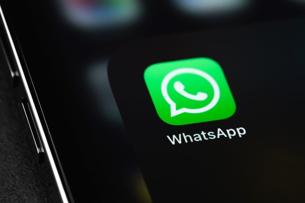 Ícone do WhatsApp exibido em um smartphone