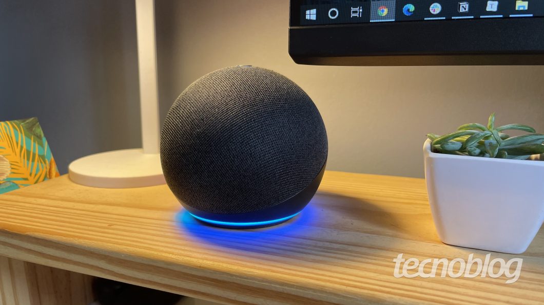 Imagem de um Amazon Echo com Alexa