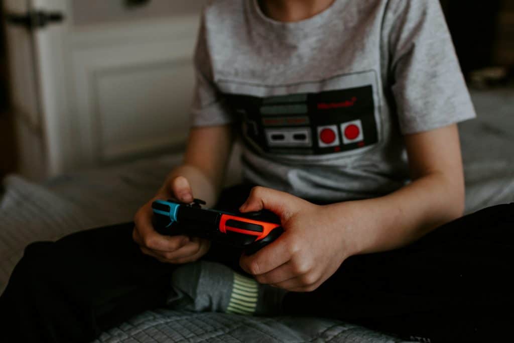 Criança brincando com controle de videogame