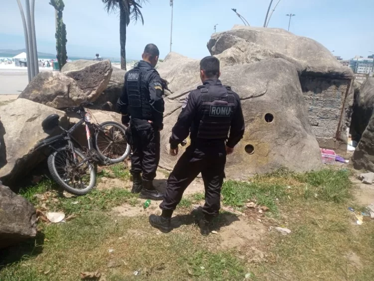 ROMU desmonta acampamento feito dentro de estrutura na Praça das Águas, em Cabo Frio — RC24H