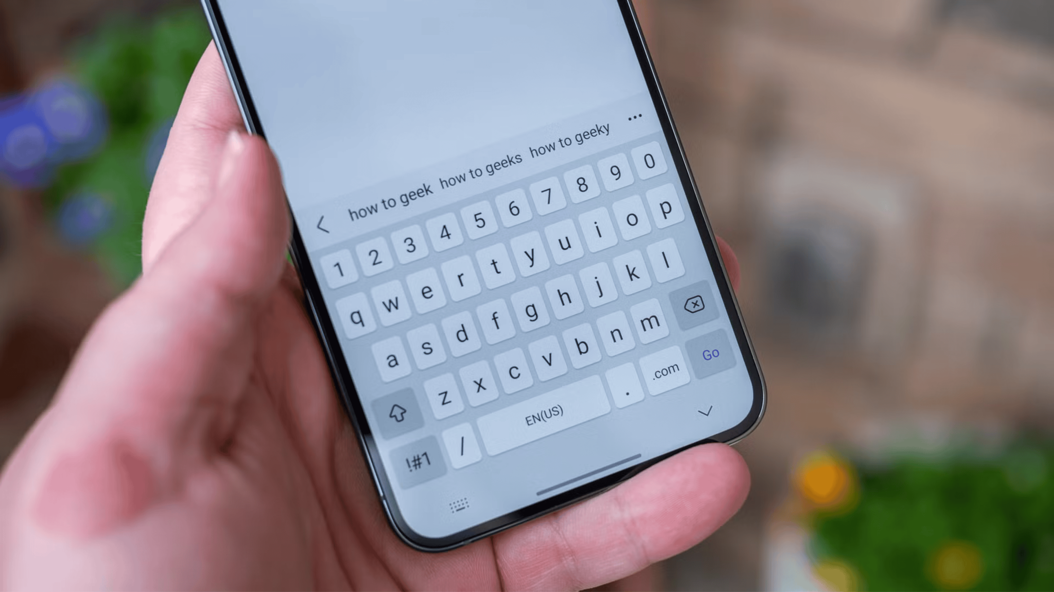 imagem mostra o teclado de um celular android na mão de uma pessoa