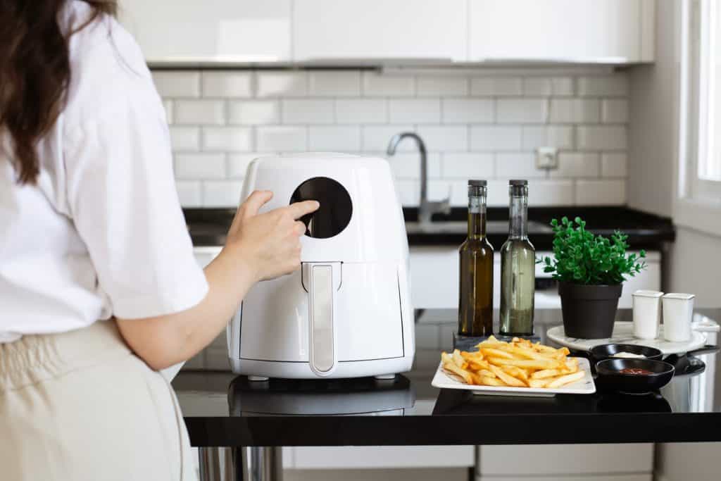 Imagens de air fryer e micro-ondas em uso