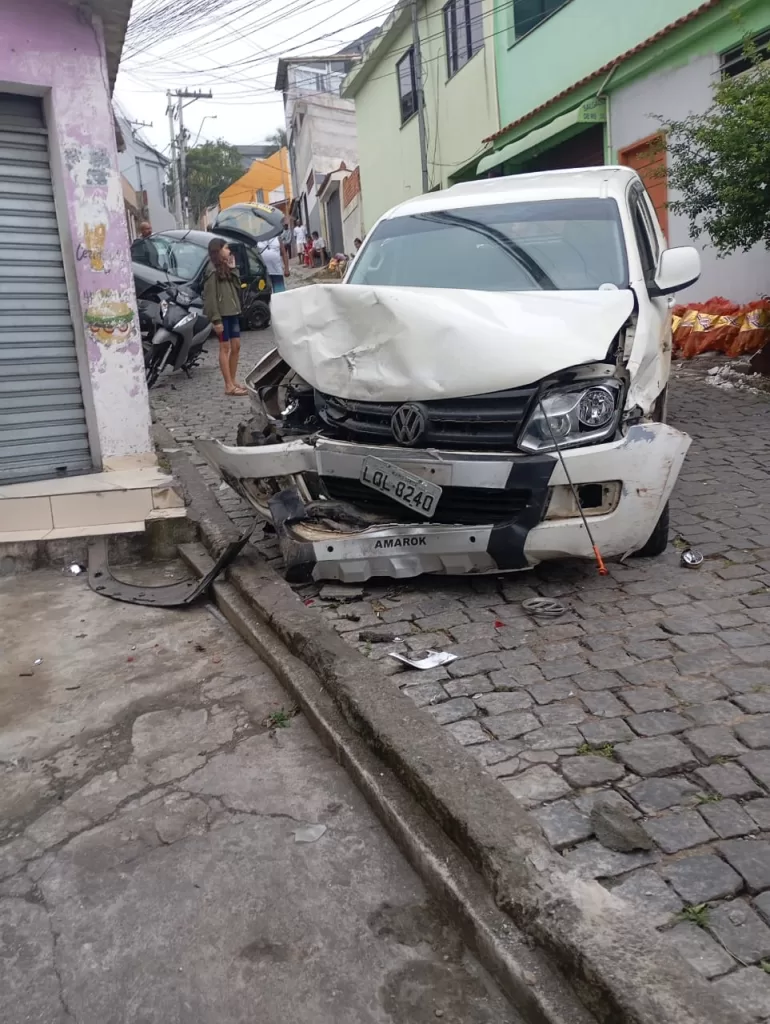 Danos causados pelo carro desgovernado em Arraial do Cabo