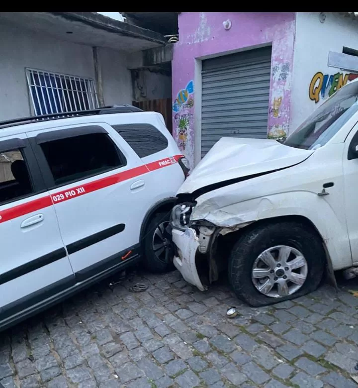 Carro desgovernado causa danos e interrompe fornecimento de energia no Morro da Cabocla em Arraial do Cabo — RC24H