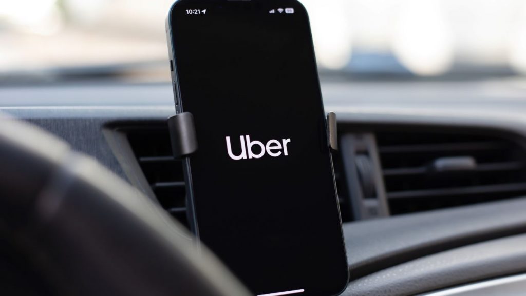 Smartphone mostrando a interface do aplicativo Uber