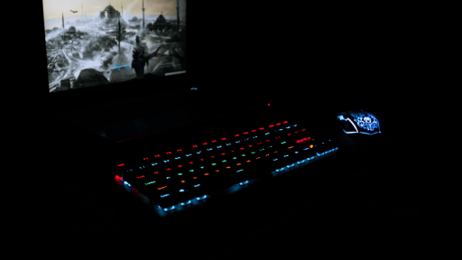 imagem mostra um pc gamer iluminado com luzes led RGB