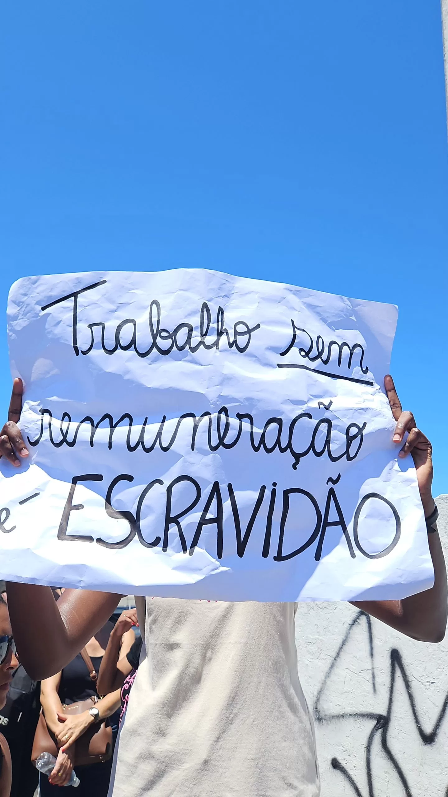 Servidores de Cabo Frio protestam contra salários atrasados e irregularidades — RC24H