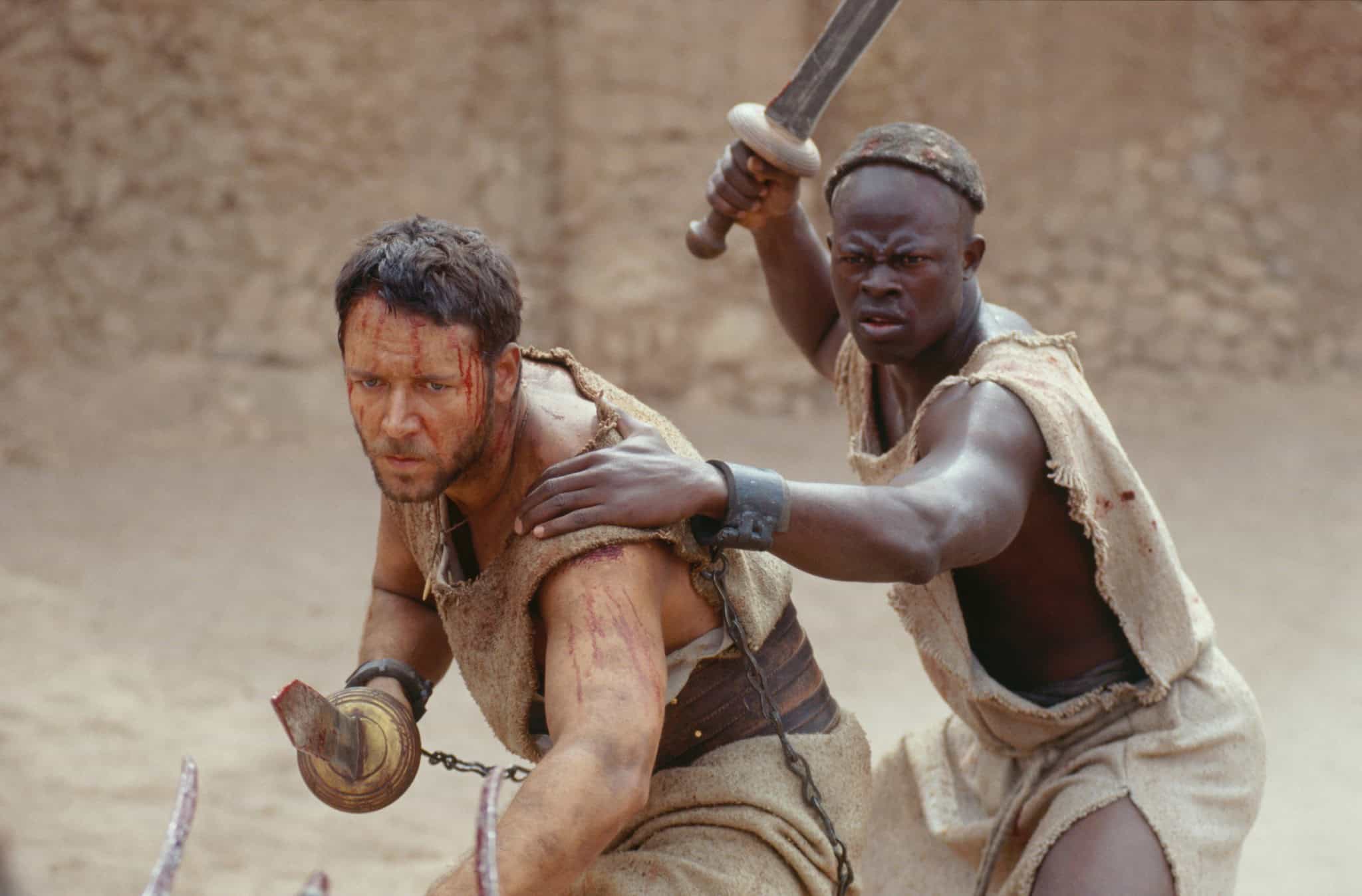 Maximus (Russell Crowe) e Juba (Djimon Hounsou) em cena de Gladiador (2000)