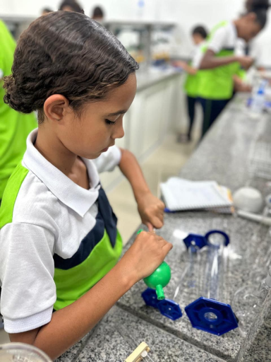 Alunos da Escola Bilíngue Municipal com orientação em Agronegócio e Turismo Rural de São Vicente participam de aulas práticas nos laboratórios e no campo