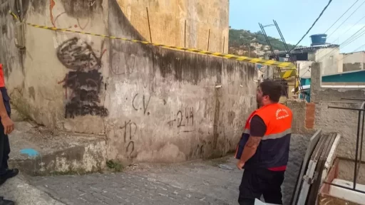 Defesa Civil de Arraial do Cabo interdita muro localizado no Morro da Coca-Cola — RC24H