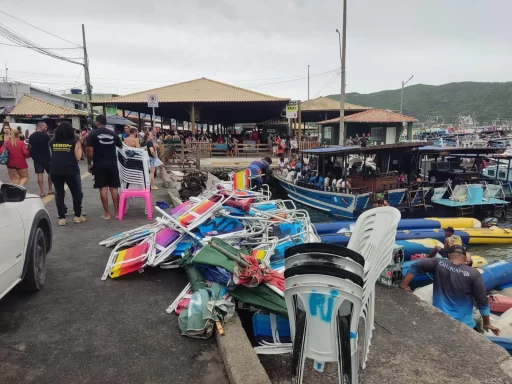 Operação contra aluguel irregular apreende mais de 100 cadeiras em Arraial do Cabo — RC24H