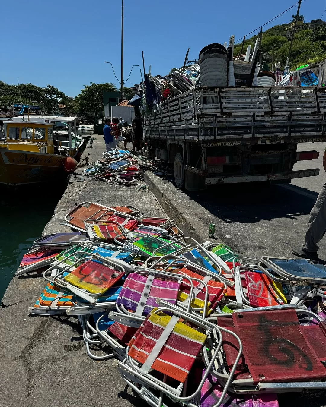 Operação em combate ao aluguel irregular de itens em praia de Arraial do Cabo resulta em dois caminhões ‘carregados’ — RC24H