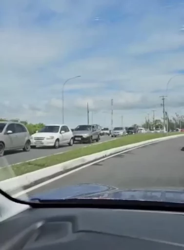 Trânsito lento marca chegada de turistas em Arraial do Cabo nesta sexta-feira (15) — RC24H