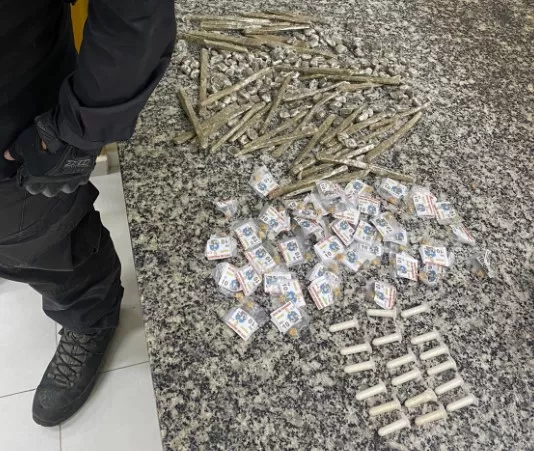 Adolescentes são apreendidos com drogas em Cabo Frio — RC24H