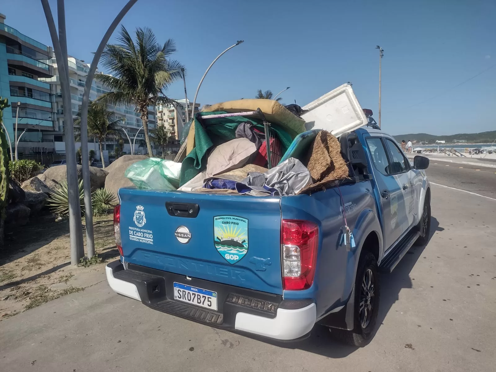 Guarda Municipal de Cabo Frio realiza operação para reprimir acampamentos irregulares na Praia do Forte