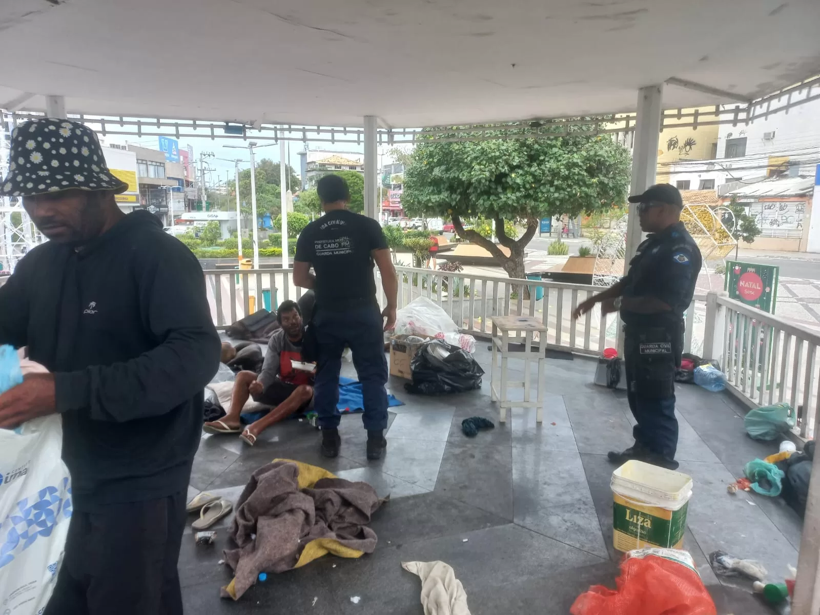 Operação conjunta desmonta acampamentos no coreto da Praça Porto Rocha, em Cabo Frio — RC24H