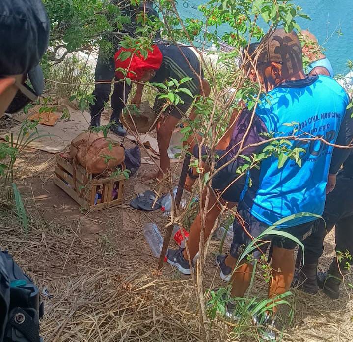 Operação remove acampamento de morador de rua no Morro do Telégrafo, em Cabo Frio — RC24H