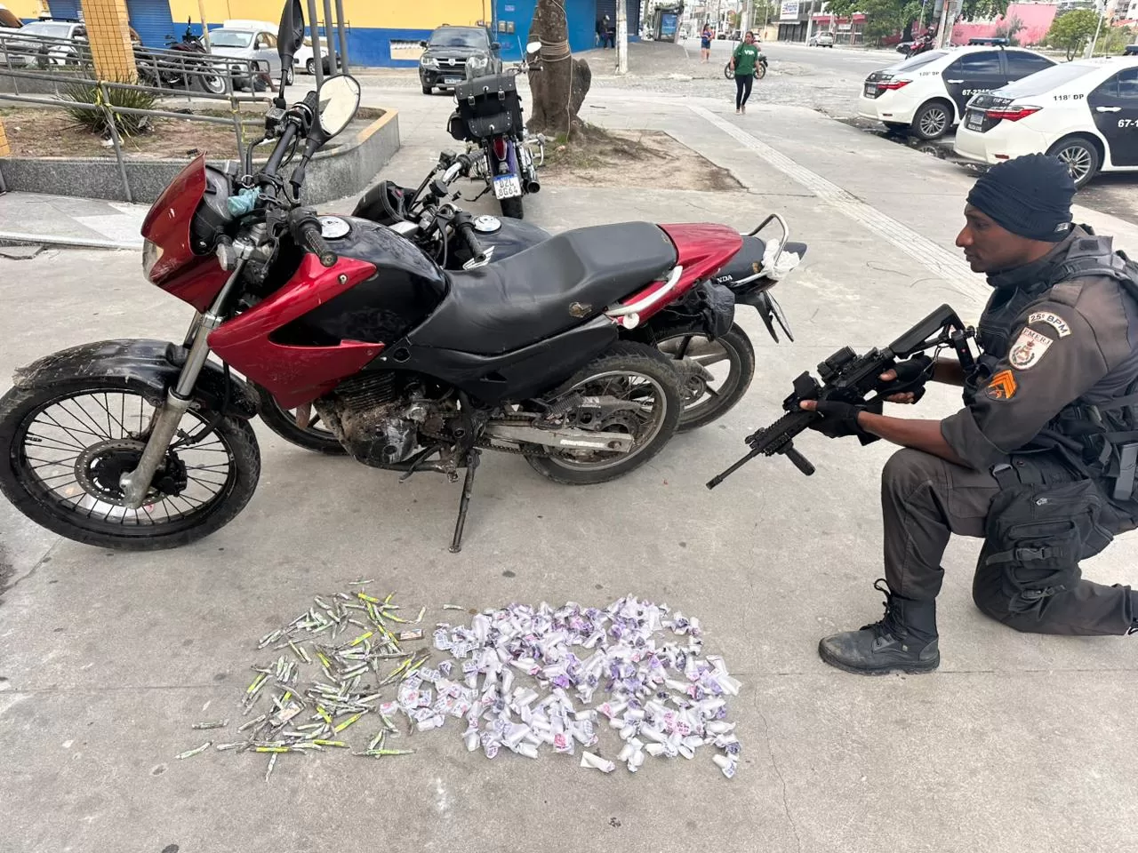 PM apreende drogas e detém trio, incluindo adolescente, por tráfico em Cabo Frio — RC24H