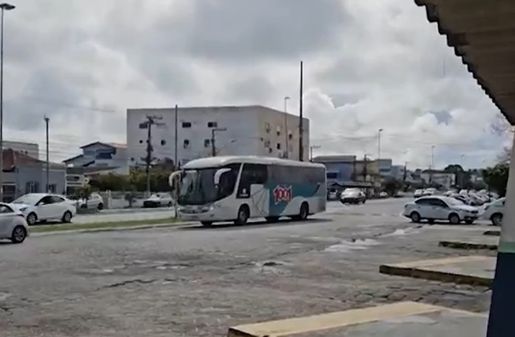 Pânico no ônibus da 1001: passageiros são rendidos por bandidos | Enfoco