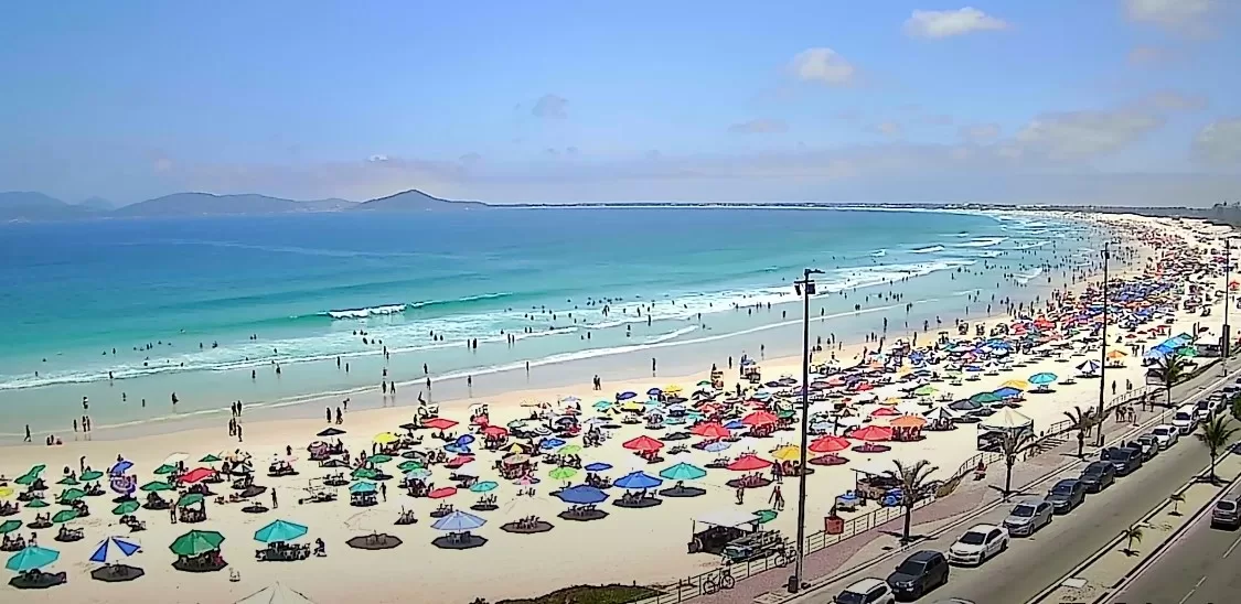 Pré-feriado tem tempo firme e praia lotada em Cabo Frio — RC24H