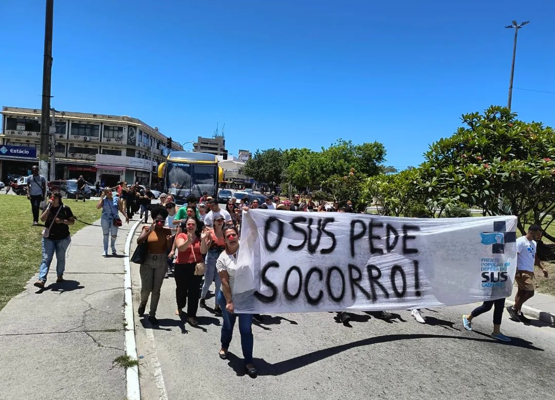 Servidores voltam a protestar por falta de pagamento em Cabo Frio, nesta segunda (25) — RC24H