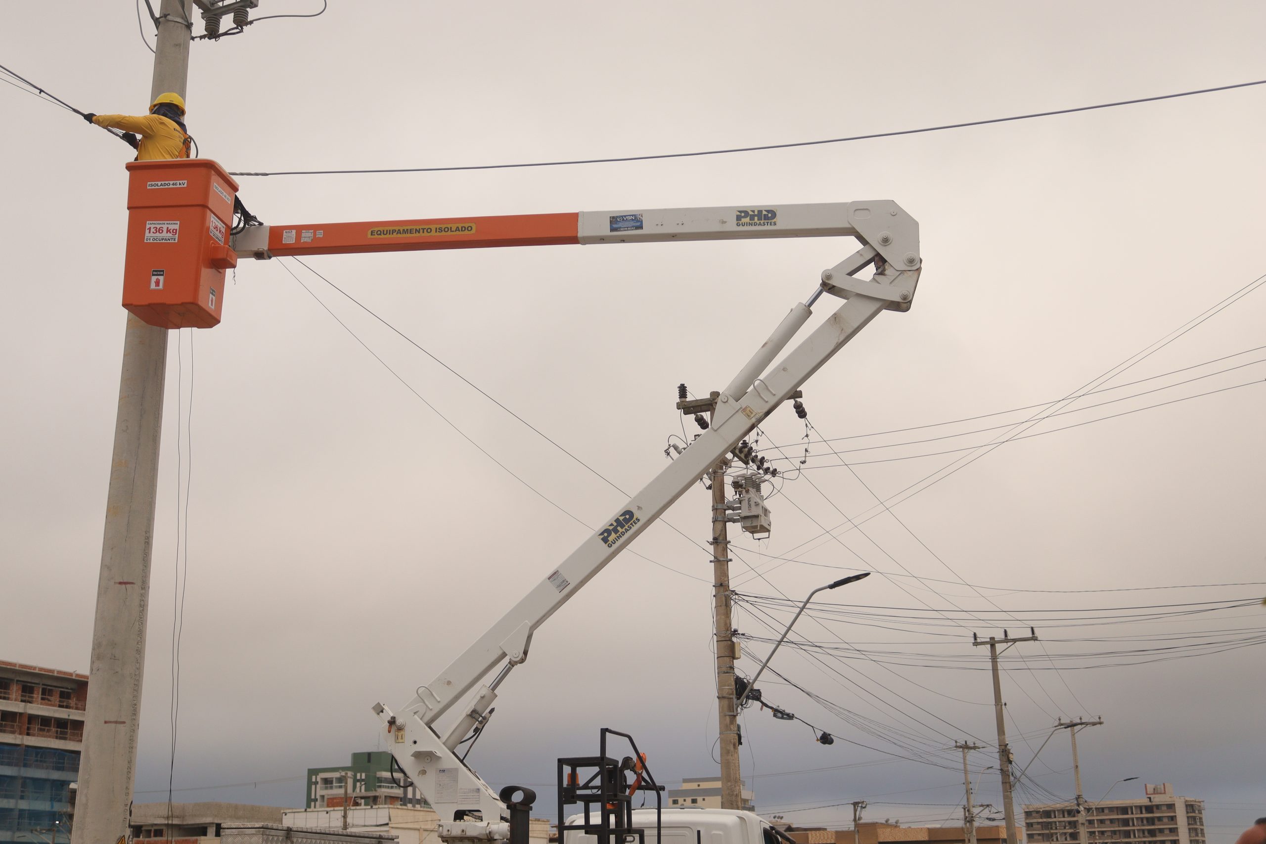 Instalação de luminárias de LED reforça segurança em novo endereço do Pronto-socorro Municipal de São Pedro da Aldeia