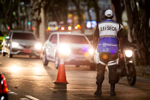 Lei Seca autua 64 motoristas em Araruama — RC24H