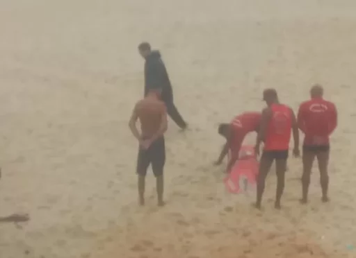 Corpo é encontrado boiando em praia de Maricá — RC24H