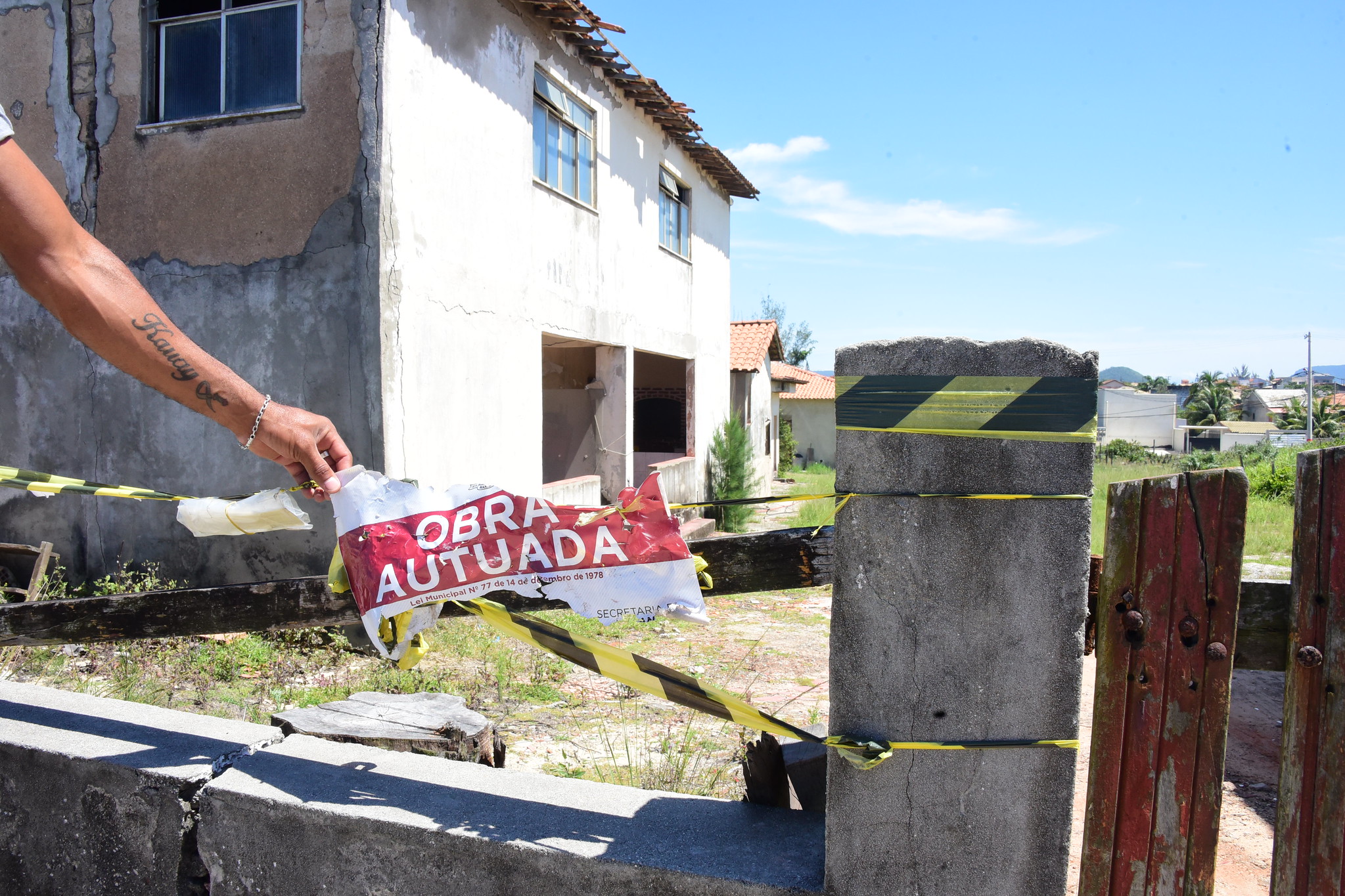 Maricá: Gated demole imóvel com risco de desabamento em Itaipuaçu