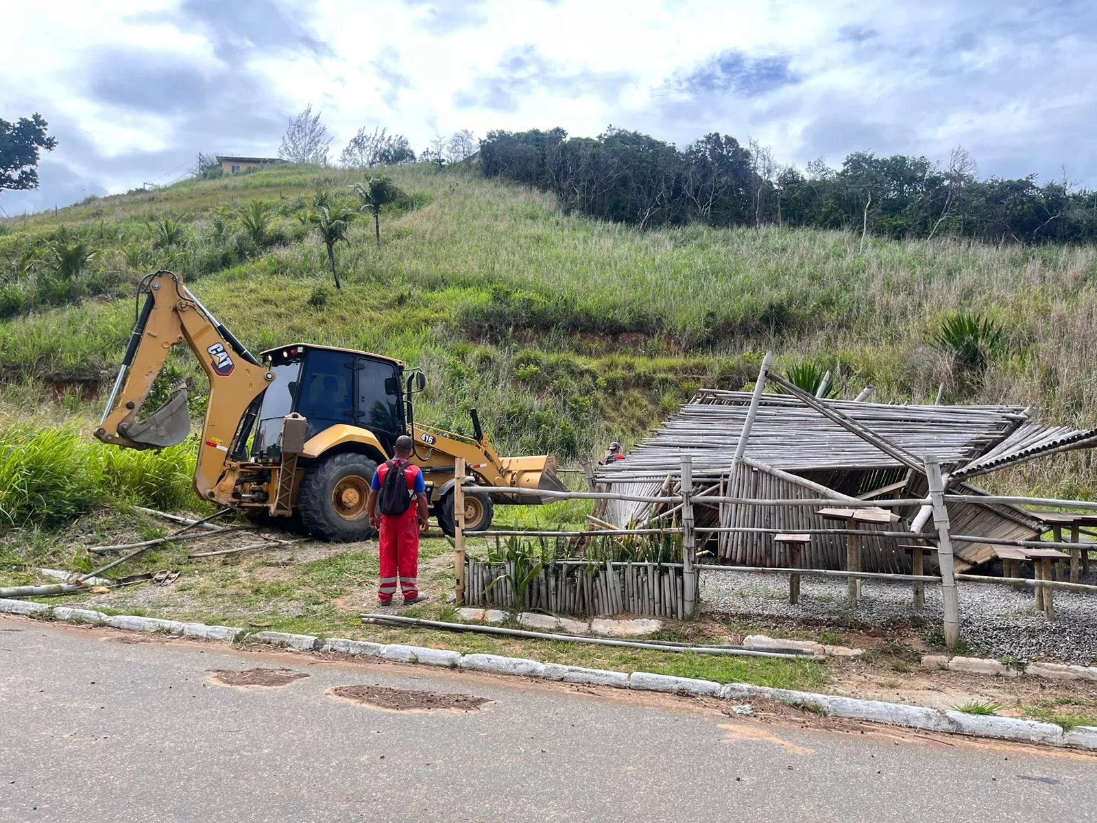 Quiosque irregular de Ponta Negra, em Maricá, é demolido — RC24H