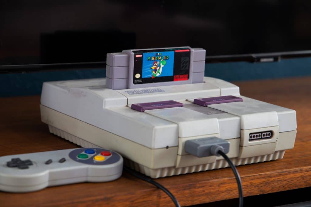 Console Super Nintendo exposto como decoração