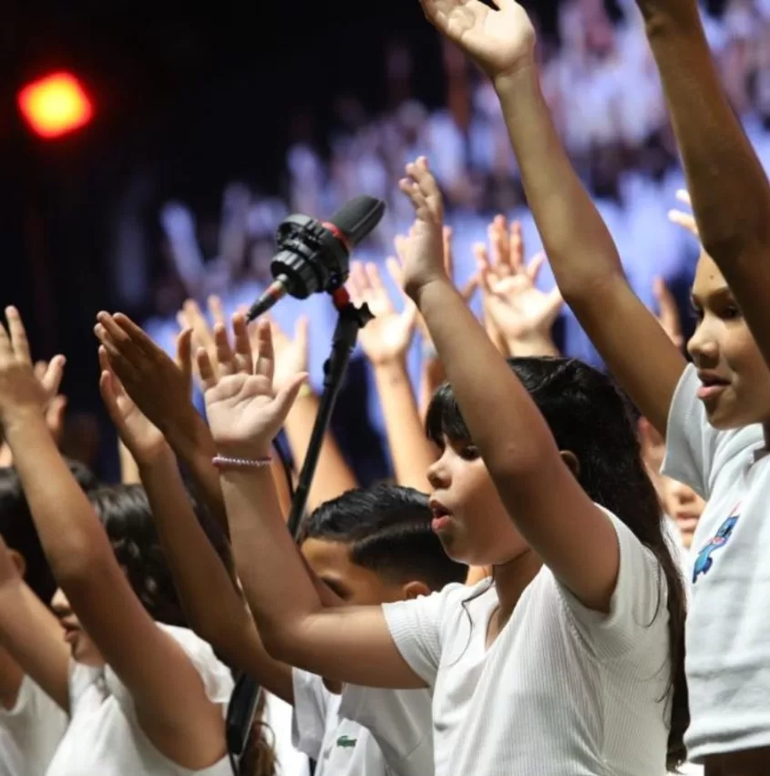 Alunos da Rede Municipal de Rio das Ostras apresentam Musical de Natal neste sábado (30) — RC24H