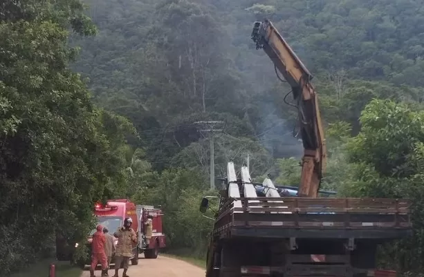 Homem morre eletrocutado em acidente com caminhão em Saquarema — RC24H