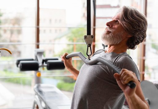 musculação homem idoso