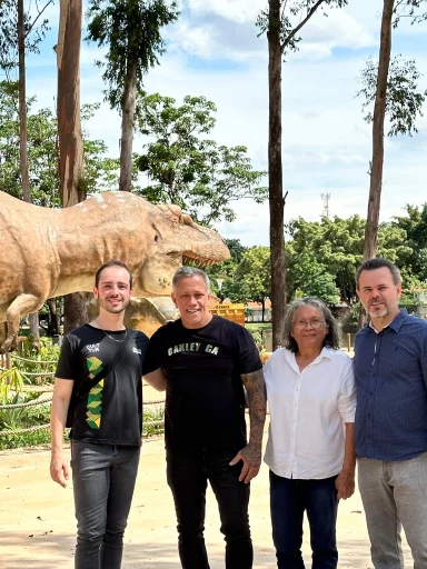 Iguaba Grande: donos de negócios Júlio César e Marlene Mattos visitam esculturas de dinossauros para projeto turístico