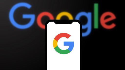 Logo do Google ao fundo e, à frente, em uma tela de smartphone, a letra G do logo da empresa