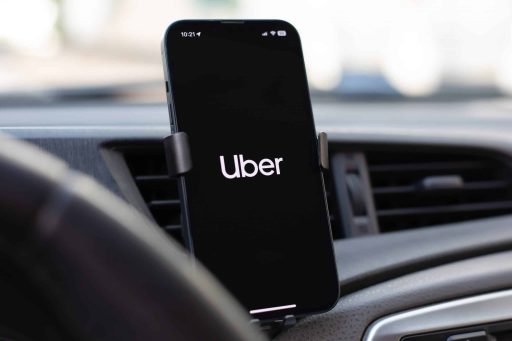 Logo da Uber em um smartphone preso no painel de um carro