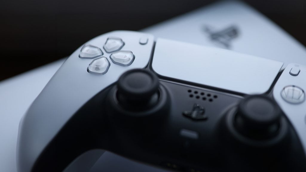 Controle PlayStation 5 em cima do console