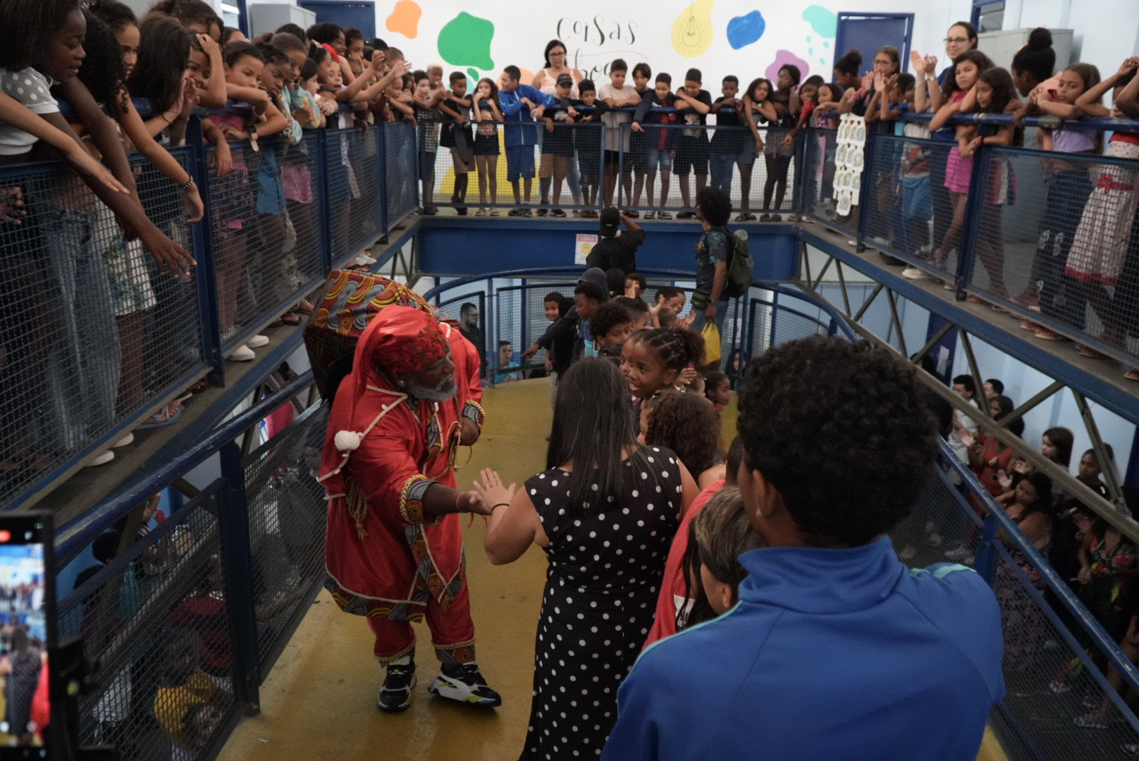 Papai Noel Preto com crianças em aula