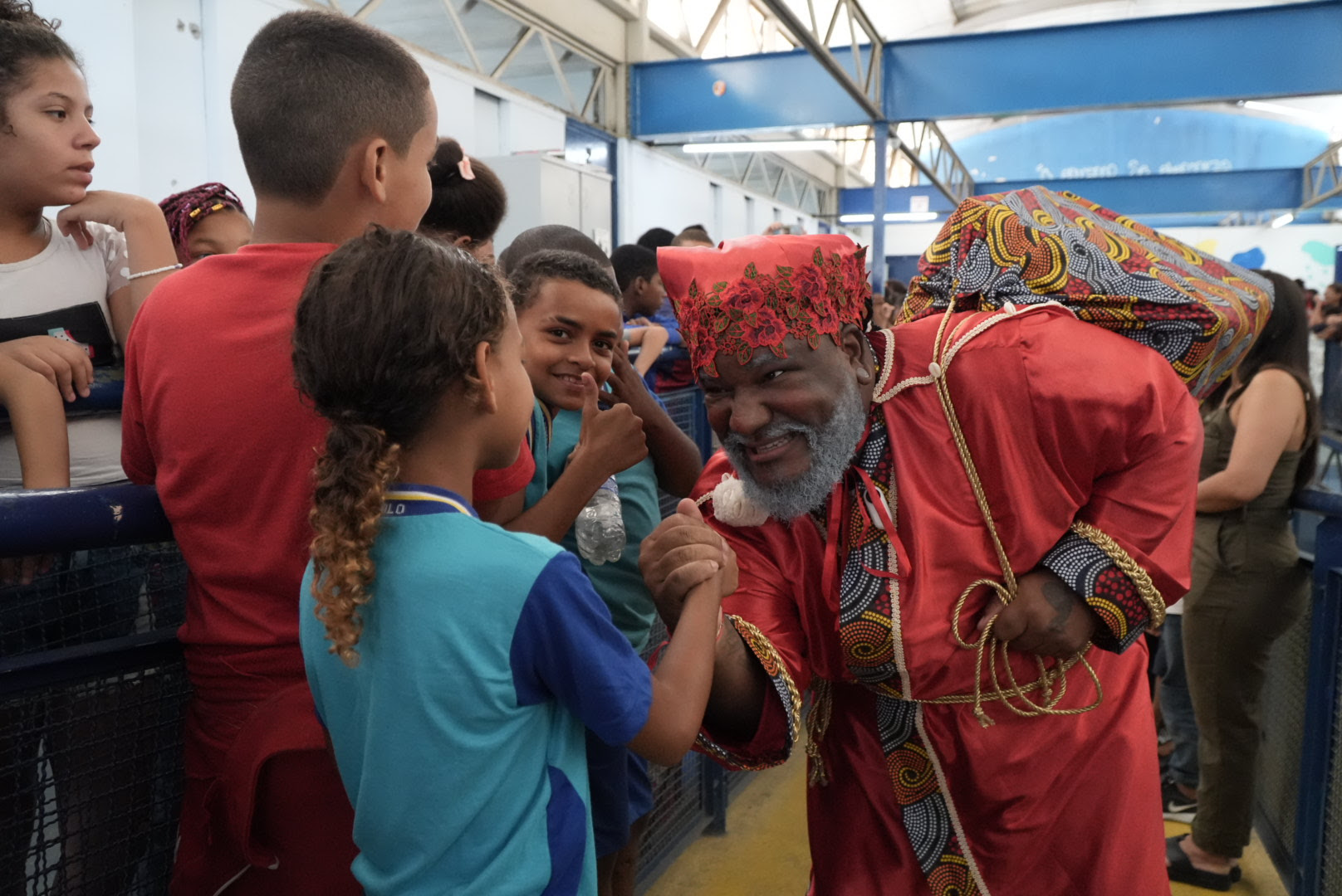 Vini Jr. leva Papai Noel Preto a escola de São Gonçalo; veja fotos | Enfoco